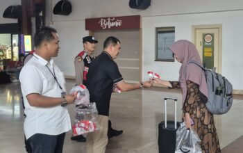 polresta bandara soetta bagikan bendera merah putih kepada penumpang pesawat