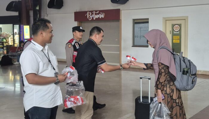 Polresta Bandara Soetta Bagikan 500 Bendera Merah Putih Kepada Penumpang Pesawat