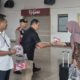 polresta bandara soetta bagikan bendera merah putih kepada penumpang pesawat