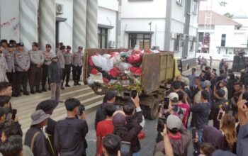 Bupati Pandeglang Dikirimi Satu Truk Sampah Busuk