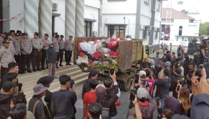 Bupati Pandeglang Dikirimi Satu Truk Sampah Busuk