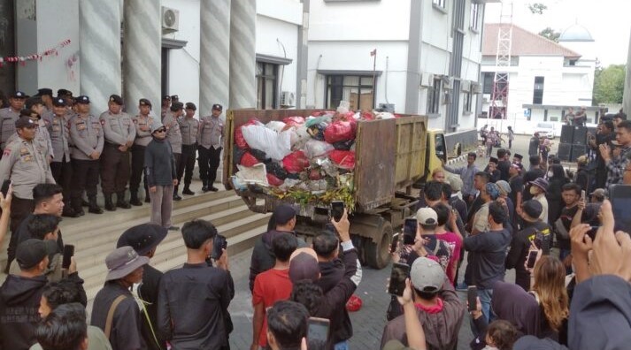 Bupati Pandeglang Dikirimi Satu Truk Sampah Busuk
