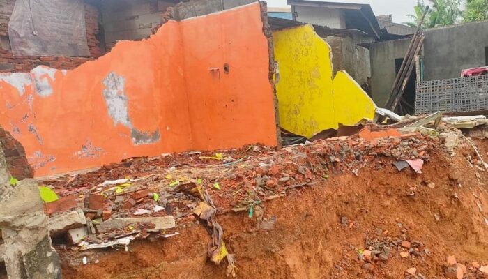 Tanah Bergerak Rusak 9 Rumah Warga Lebak
