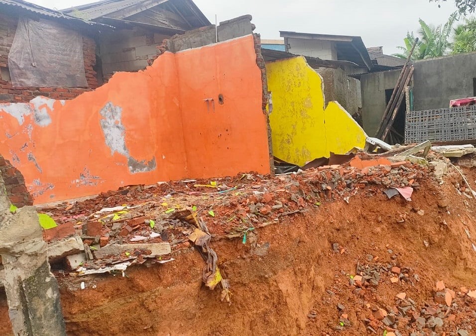 Tanah Bergerak Rusak 9 Rumah Warga Lebak