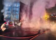 truk konteiner terbakar di tol jakarta-merak