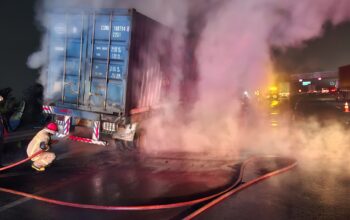 Pecah Ban, Truk Konteiner Terbakar di Tol Jakarta-Merak KM 37