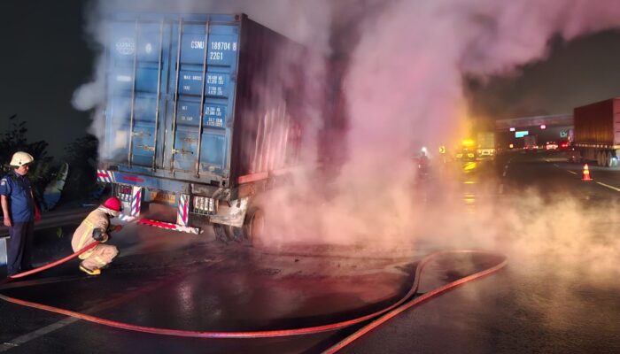 Pecah Ban, Truk Konteiner Terbakar di Tol Jakarta-Merak KM 37