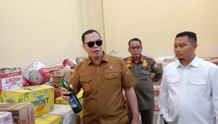 Ribuan Botol Miras Disita dari Rumah di Taktakan Kota Serang