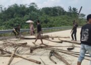Puluhan Warga Lebak Blokade Tol Serang-Panimbang