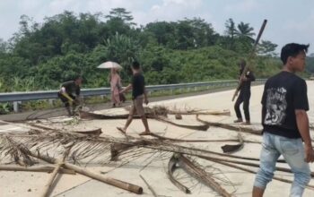 Puluhan Warga Lebak Blokade Tol Serang-Panimbang