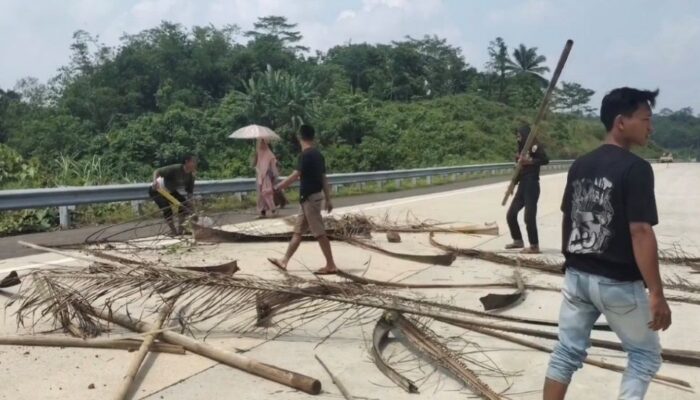 Puluhan Warga Lebak Blokade Tol Serang-Panimbang