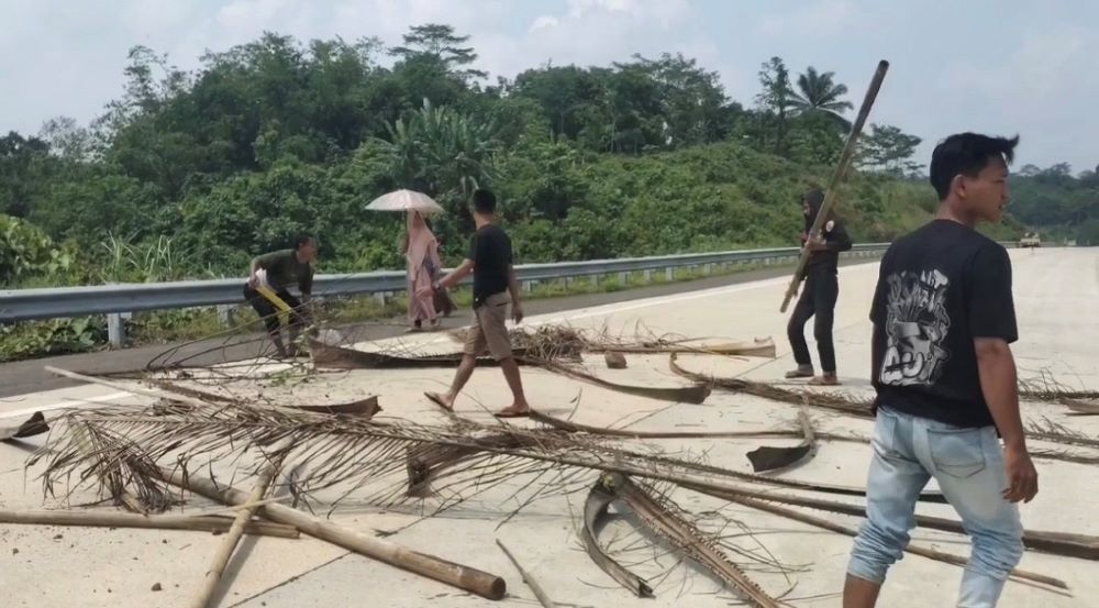 Puluhan Warga Lebak Blokade Tol Serang-Panimbang