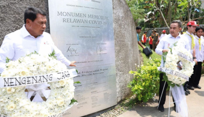 HUT PMI ke 80, Bupati Letakkan Karangan Bunga di Monumen Covid