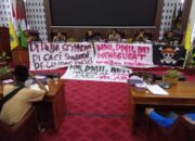 Mahasiswa Demo ‘Duduki’ Ruang Rapat Paripurna DPRD Kabupaten Tangerang Perbup Tunjangan Perumahan Dewan Dicabut