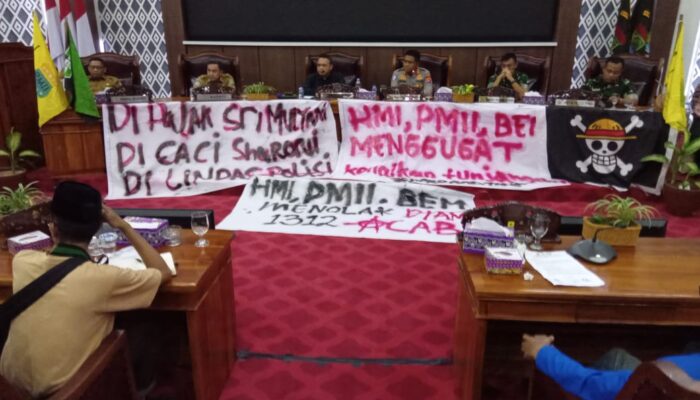 Mahasiswa Demo ‘Duduki’ Ruang Rapat Paripurna DPRD Kabupaten Tangerang Perbup Tunjangan Perumahan Dewan Dicabut