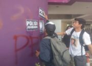 Poster Bertuliskan ‘Andika Dibunuh Polisi’ Ditempel Mahasiswa dalam Aksi di DPRD Kabupaten Tangerang