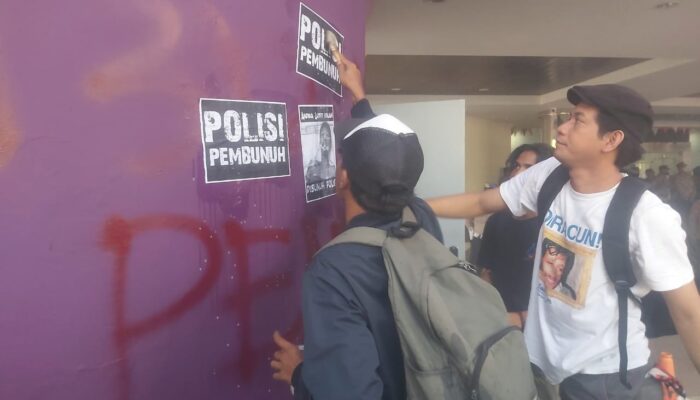 Poster Bertuliskan ‘Andika Dibunuh Polisi’ Ditempel Mahasiswa dalam Aksi di DPRD Kabupaten Tangerang