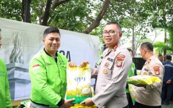 Polresta Bandara Soetta Gelar Baksos Bagi-bagi Paket Sembako Kepada Pengemudi Ojol