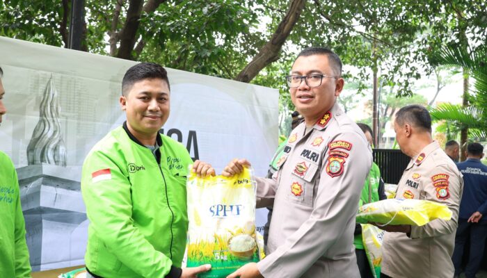 Polresta Bandara Soetta Gelar Baksos Bagi-bagi Paket Sembako Kepada Pengemudi Ojol