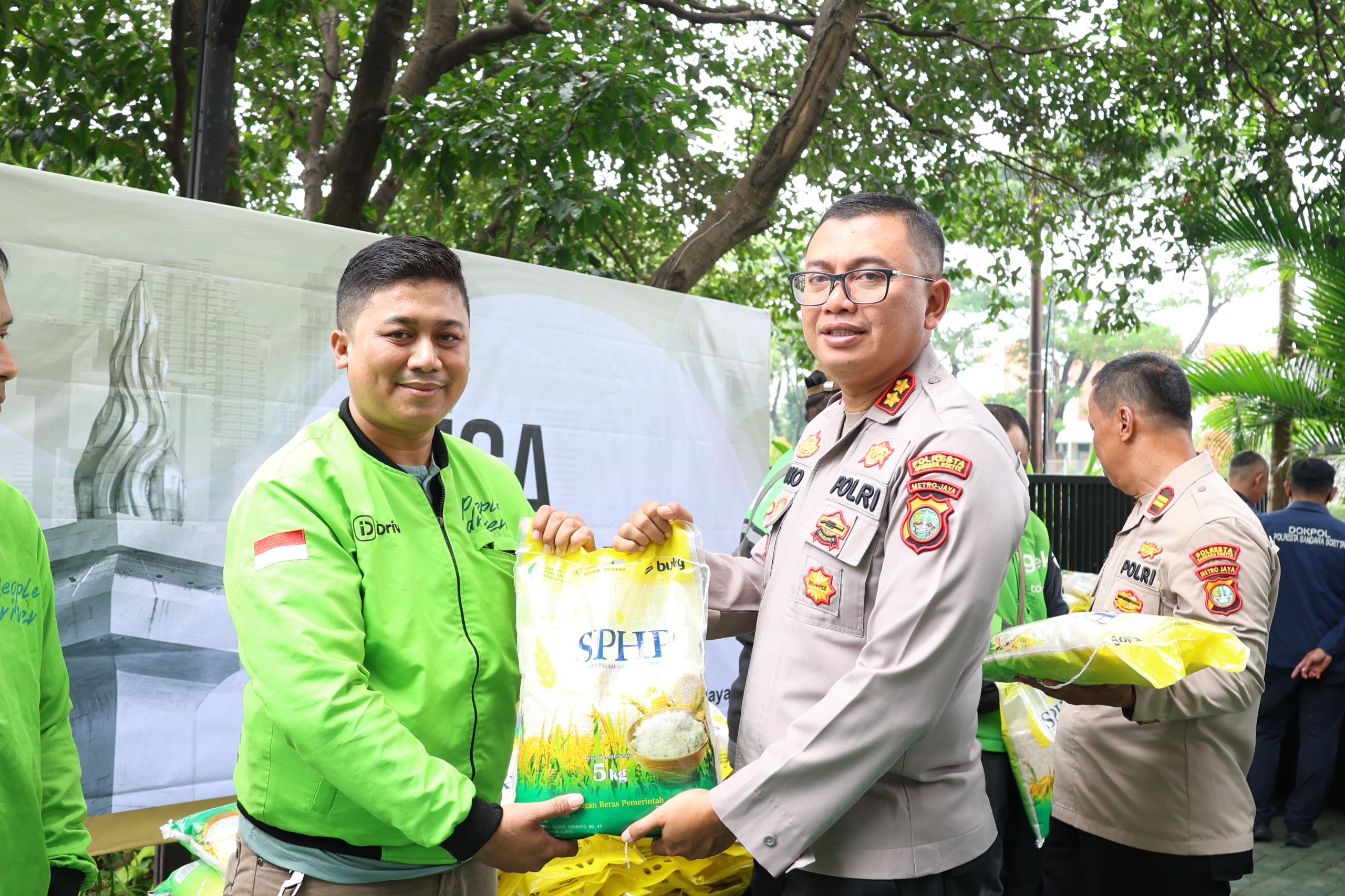 Polresta Bandara Soetta Gelar Baksos Bagi-bagi Paket Sembako Kepada Pengemudi Ojol