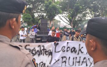 Tak Ditemui Wakil Rakyat, Massa ARBM Ngamuk di Gedung DPRD Lebak