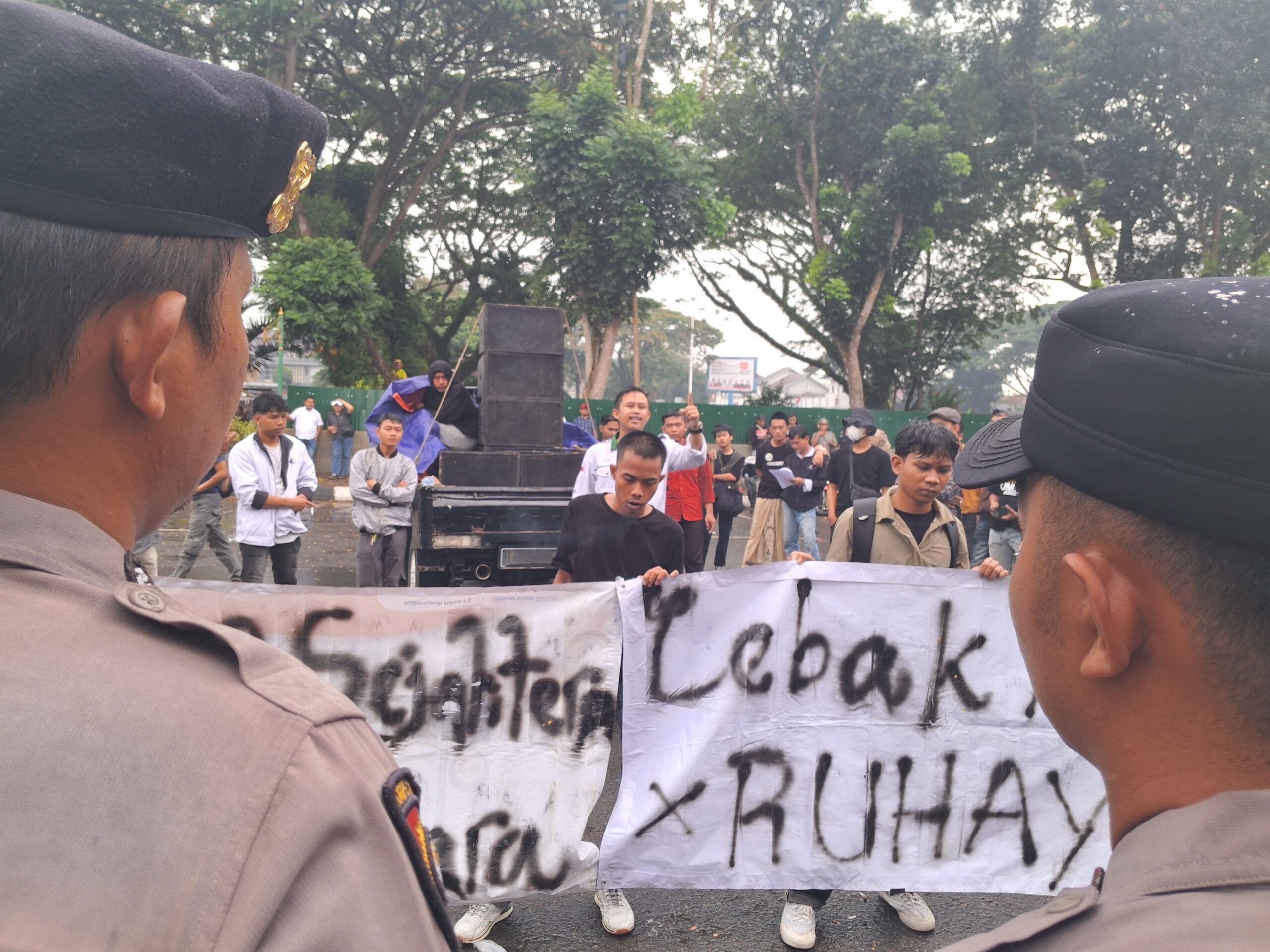 Tak Ditemui Wakil Rakyat, Massa ARBM Ngamuk di Gedung DPRD Lebak
