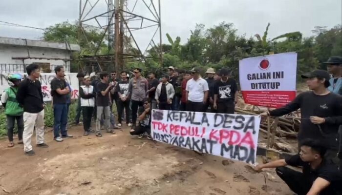 Warga Maja Lebak Tutup Paksa Galian Tanah