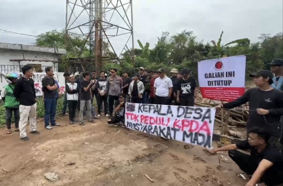 Warga Maja Lebak Tutup Paksa Galian Tanah