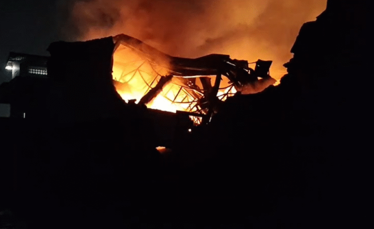 kebakaran pabrik dan toko material di serpong utara kota tangsel