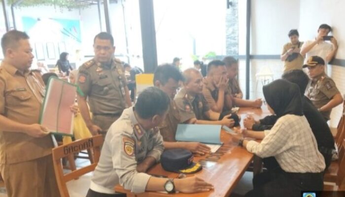 Satpol PP Tutup Paksa Gerai Mie Gacoan di Ciruas Serang