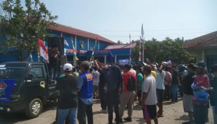 Kantor Syahbandar Pandeglang Digeruduk Ratusan Nelayan