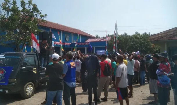 Kantor Syahbandar Pandeglang Digeruduk Ratusan Nelayan