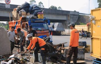 DLH Kota Tangerang Tutup Puluhan TPS Liar