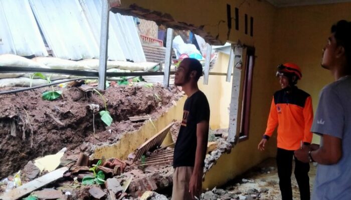 Majelis Taklim di Pandeglang Ambrol Tertimpa Tembok Penahan Tanah