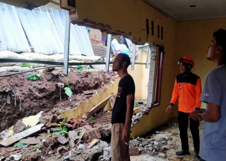 Majelis Taklim di Pandeglang Ambrol Tertimpa Tembok Penahan Tanah