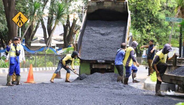 Temui Jalan Rusak, Lapor Saja ke Perjaka Gesit