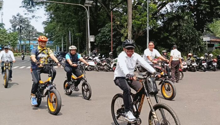 Wali Kota Sachrudin ke Kantor Naik Sepeda