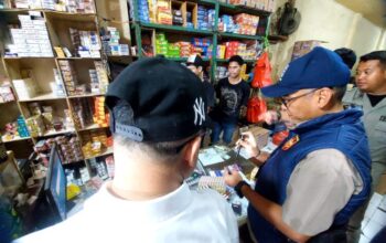 Bea Cukai Banten Sweeping Warung Rokok di Pasar Ciputat Tangsel