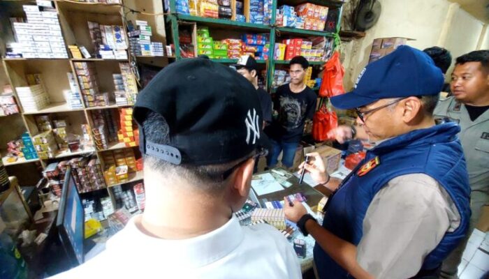 Bea Cukai Banten Sweeping Warung Rokok di Pasar Ciputat Tangsel