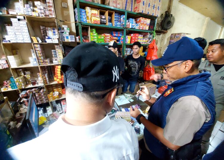 Bea Cukai Banten Sweeping Warung Rokok di Pasar Ciputat Tangsel