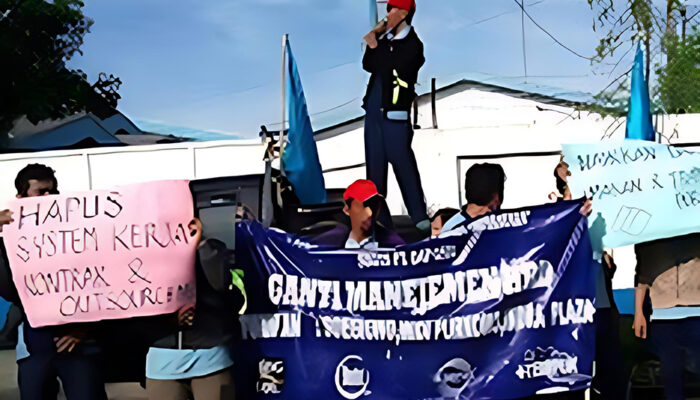 Tak Peduli dengan Warga Sekitar, Pabrik Kasur Didemo