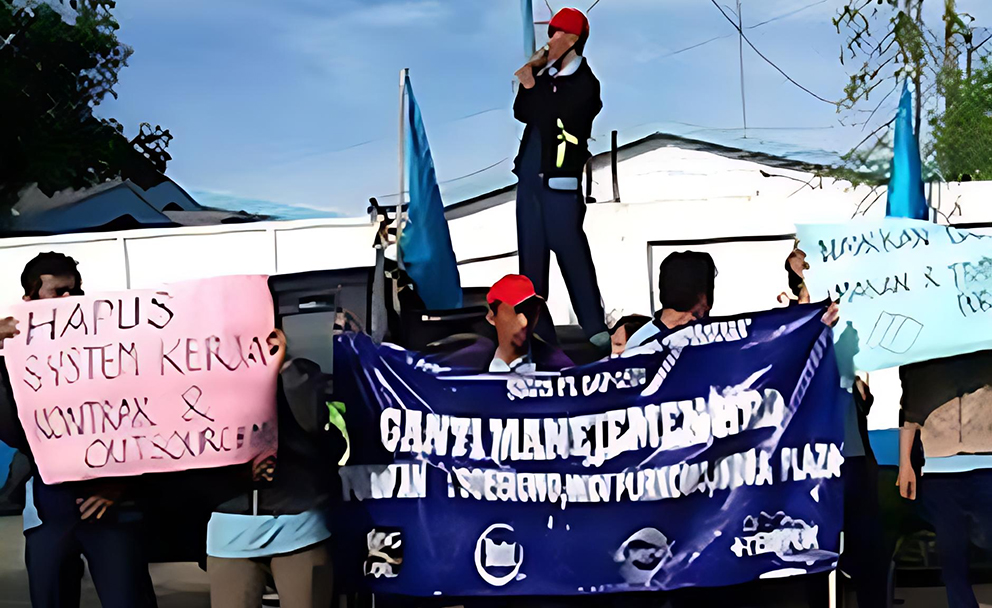Tak Peduli dengan Warga Sekitar, Pabrik Kasur Didemo