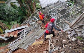 Rumah Warga Pamulang Tangsel Rusak Diterjang Longsor