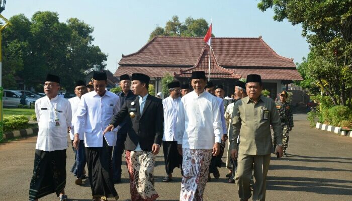 Hari Santri, Laki-Laki di Kota Serang Wajib Pakai Koko dan Sarung