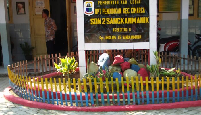 Dua Rombel Siswa SDN 1 Sangkanmanik Lebak Belajar di Lantai