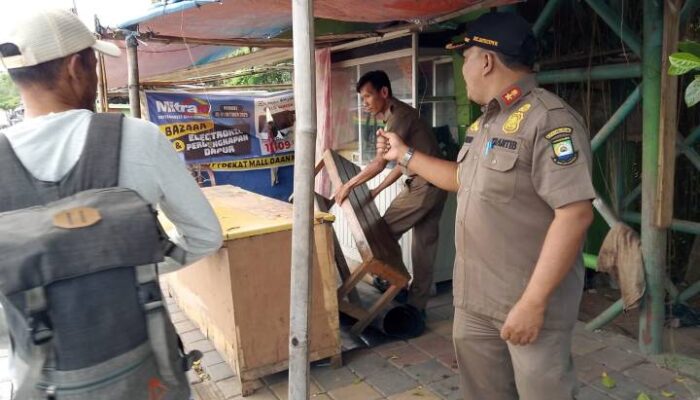 Trantib Bongkar Bangunan Liar Jembatan Ampera