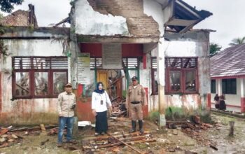 Sudah Lama Kropos, SDN Cimanis 04 Sobang Pandeglang Ambruk
