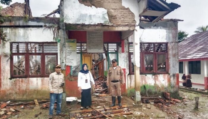 Sudah Lama Kropos, SDN Cimanis 04 Sobang Pandeglang Ambruk