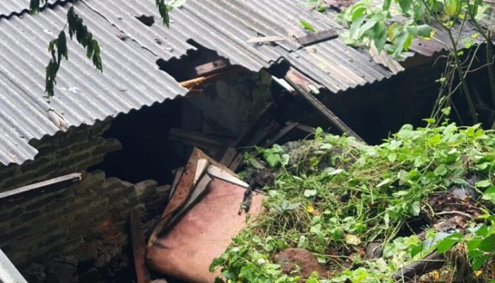 Tebing Runtuh, Rumah Warga Cilegon Rusak Tertimpa Batu