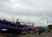 Gelombang Tinggi, Nelayan di Selatan Banten Tak Bisa Melaut